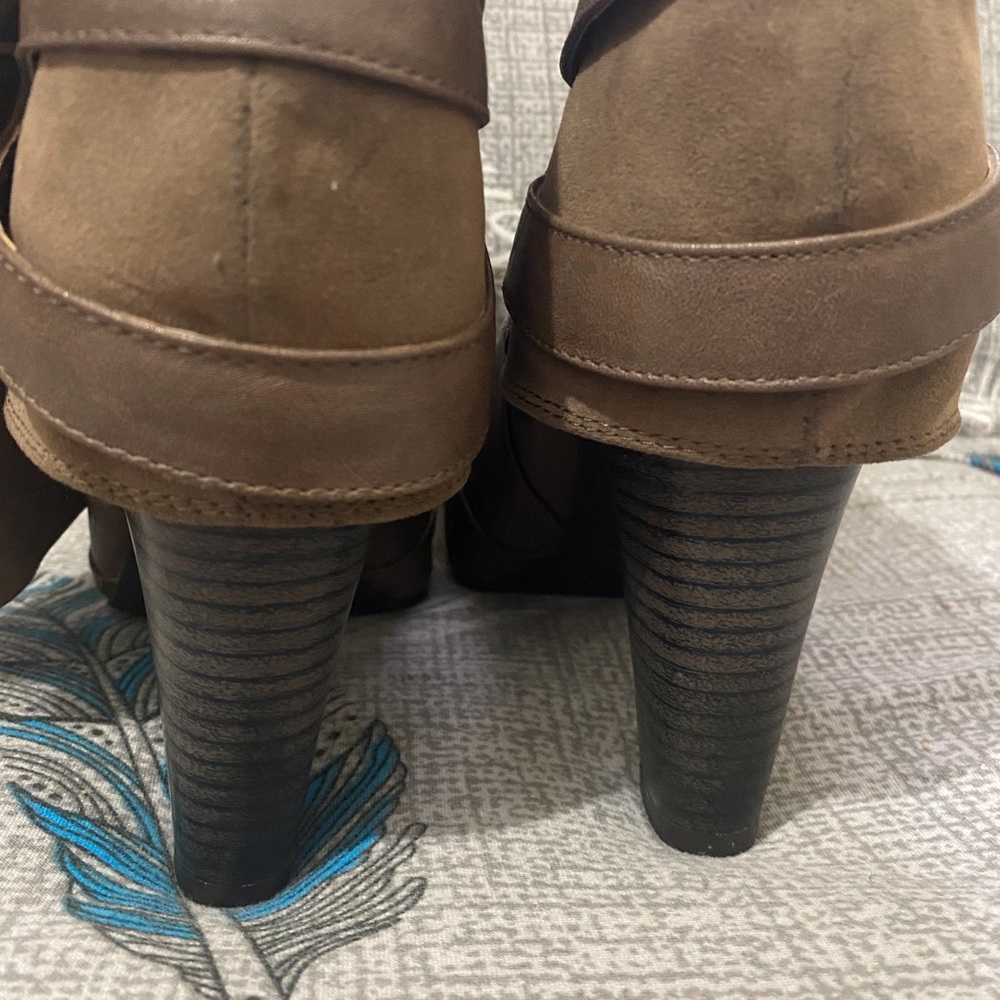 New used Fergalicious boots